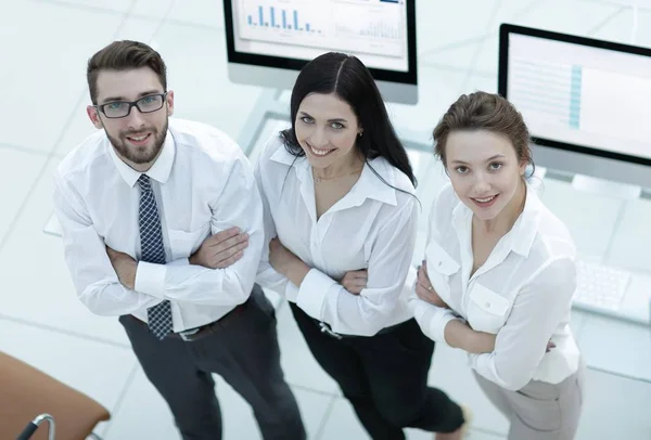 Erfolgreiches Business-Team in der Nähe des Arbeitsplatzes — Stockfoto