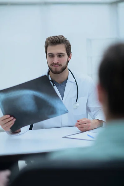 Medico che esamina l'immagine a raggi X del paziente — Foto Stock