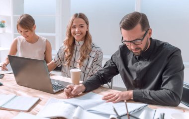 Yakışıklı iş adamı iş belgelerini kontrol ediyor. iş kavramı