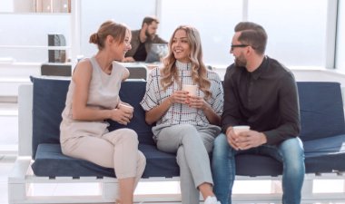 İş adamları ofis lobisinde bir şey tartışıyorlar.