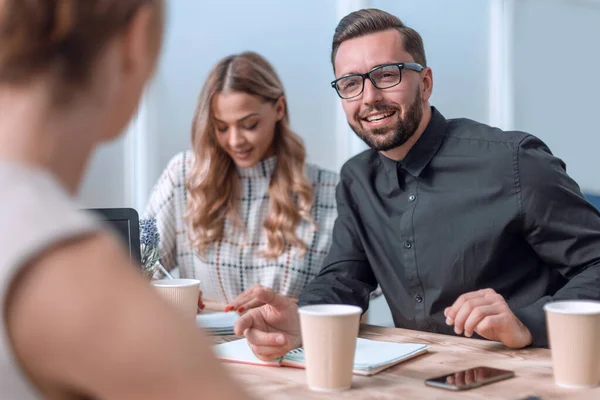 Equipo de negocios discutiendo temas de negocios durante una taza de café — Foto de Stock