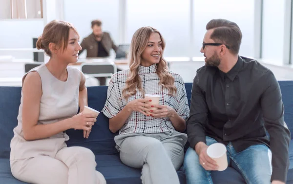 İş adamları ofis lobisinde bir şey tartışıyorlar.