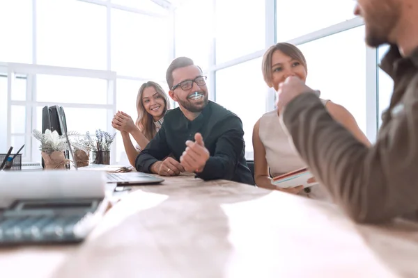 Equipo de negocios discutiendo documentos sentados a la mesa — Foto de Stock