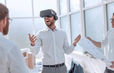 Gülümseyen tasarımcı sanal projesine bakıyor