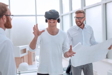 Ofiste VR kaskı kullanan mimarlar ve tasarımcılar