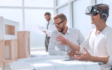 Kapat. Tasarımcı proje üzerinde Vr başlığıyla çalışıyor