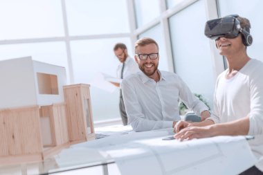 Kapat. Tasarımcı proje üzerinde Vr başlığıyla çalışıyor