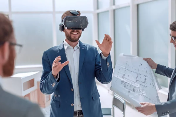 Arquitecto usando gafas de realidad virtual en el lugar de trabajo . — Foto de Stock