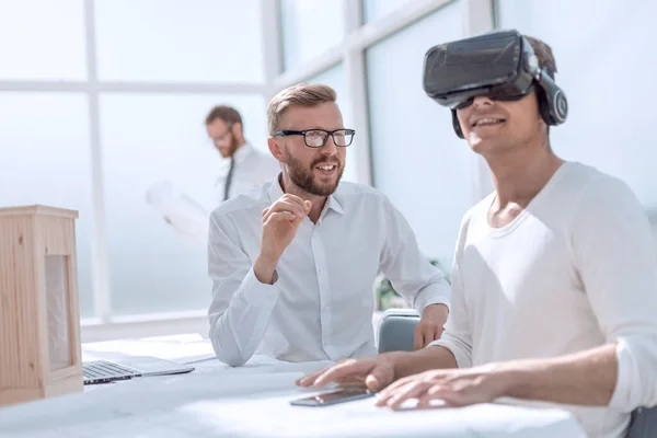 Doe dicht. ontwerper in Vr helm zit aan zijn bureau. — Stockfoto