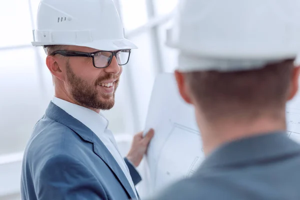 De cerca. arquitecto e ingeniero discutiendo los planos de un nuevo proyecto —  Fotos de Stock