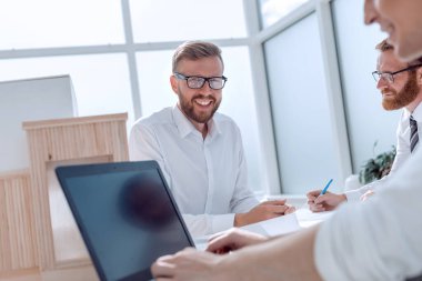 İşyerindeki mimarlık bürosunun bir grup çalışanı.