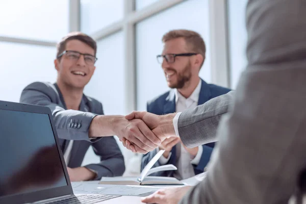 På nära håll. affärsmän bekräftar affären med ett handslag. — Stockfoto