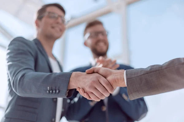 Doe dicht. welkom handdruk van zakenmensen — Stockfoto