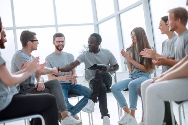 Bir grup genç, konuşmacıyı alkışlarıyla selamladı.