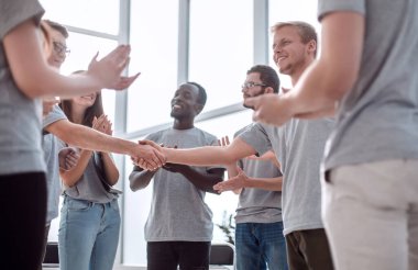 Gençler el sıkışıyor, arkadaş çemberinde duruyorlar..