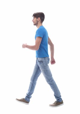 Yan görünüş. Gülümseyen genç adam kendinden emin bir şekilde öne çıkıyor.