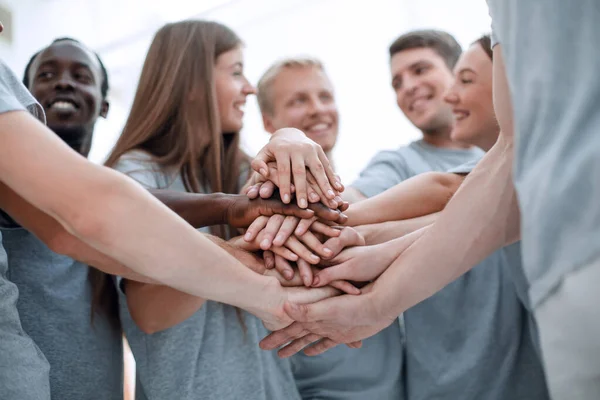 På nära håll. torn ur händerna på ett ungt lag. — Stockfoto