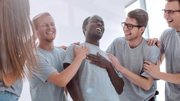 De cerca. un feliz equipo de jóvenes . — Foto de Stock