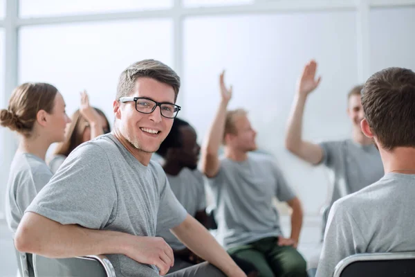 Jongeren tijdens de vergadering vragen stellen — Stockfoto