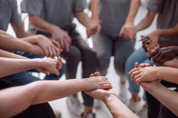 Zárj be! Egy csoport ember fogja egymás kezét. — Stock Fotó