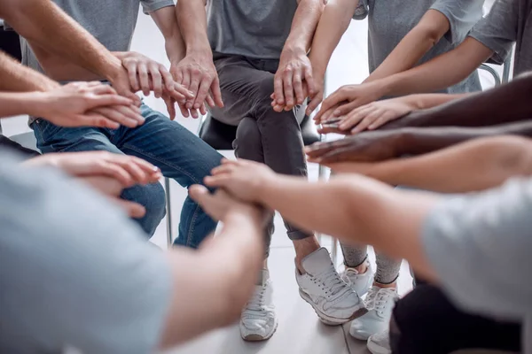 Doe dicht. een groep verschillende jongeren die elkaars hand vasthouden — Stockfoto