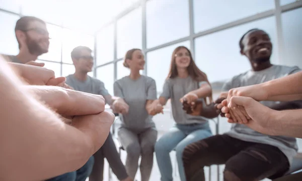 Doe dicht. Verenigd team van jongeren zit in een cirkel — Stockfoto