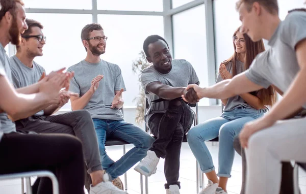 Group of young people greeted the speaker with their applause — Stock Photo, Image