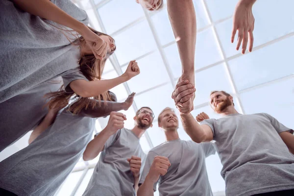 Forte stretta di mano dei due leader nella cerchia degli amici — Foto Stock