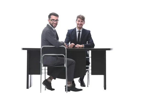 两个商人坐在办公桌前聊天 — 图库照片