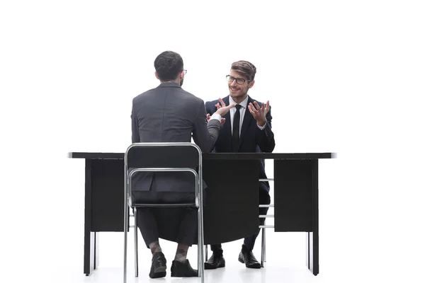 Deux hommes d'affaires parlant, assis à son bureau — Photo