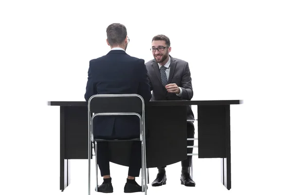 Dos hombres de negocios hablando, sentados en su escritorio — Foto de Stock