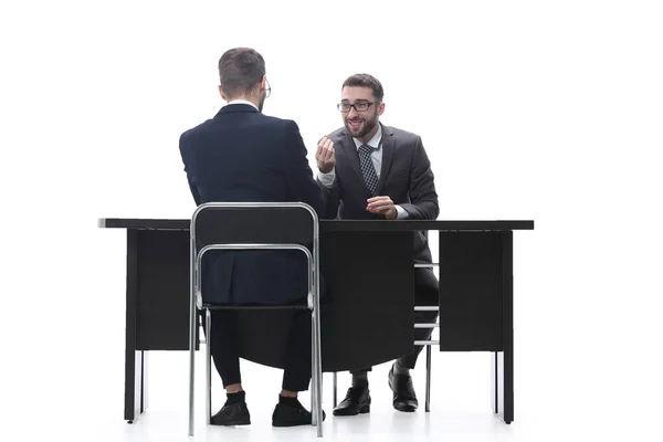 Dos hombres de negocios hablando, sentados en su escritorio — Foto de Stock