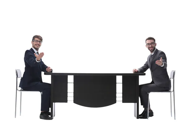 Dwóch biznesmenów omawiających coś siedzącego przy stole — Zdjęcie stockowe