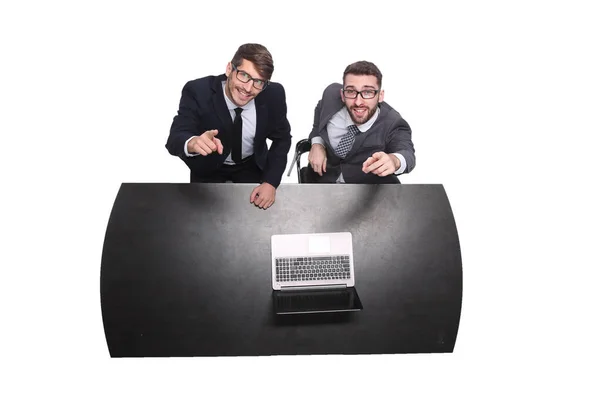 Στην κορυφή. χαμογελαστοί συνάδελφοι επιχειρηματίες που κάθονται μπροστά από ένα ανοικτό φορητό υπολογιστή — Φωτογραφία Αρχείου