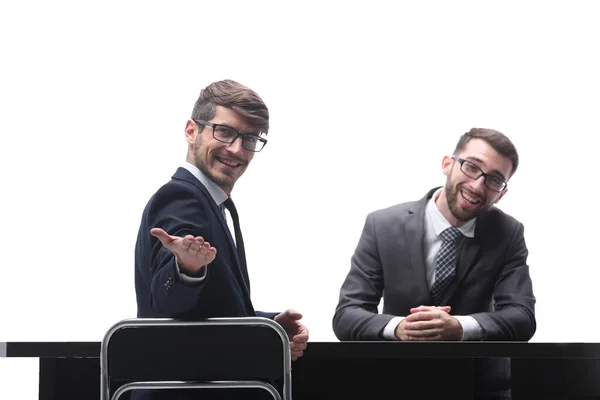 ビジネスの問題を話し合う2人のビジネスマン.白で隔離 — ストック写真
