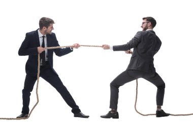 Tam boy. İki gülümseyen iş adamı halatı çekiyor..