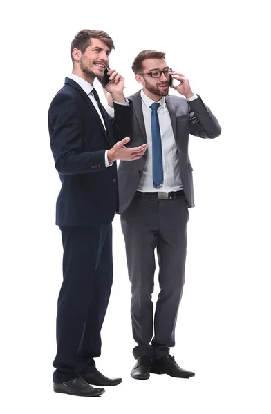 Longitud total. dos hombres de negocios usando sus teléfonos inteligentes — Foto de Stock