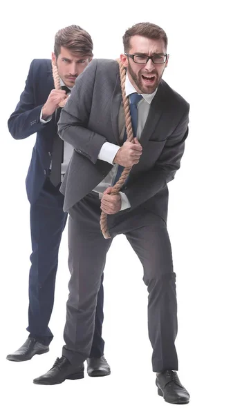 В полный рост. два бизнесмена тянут за длинную веревку. — стоковое фото