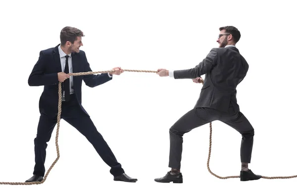 Повна довжина. два усміхнені бізнесмени тягнуть мотузку . — стокове фото