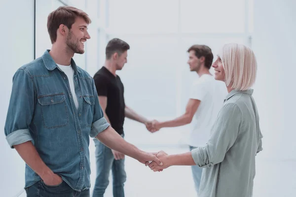 Mitarbeiter beim Händeschütteln in der Bürolobby. — Stockfoto