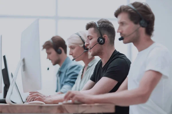 Nahaufnahme. Porträt des Callcenter-Teams am Arbeitsplatz — Stockfoto