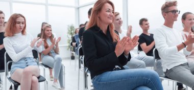Dikiz aynası. Gençler, gençlik seminerinde alkış tutuyor.