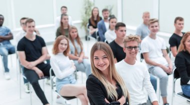 Üst Manzara. Konferans odasında oturan genç izleyiciler.