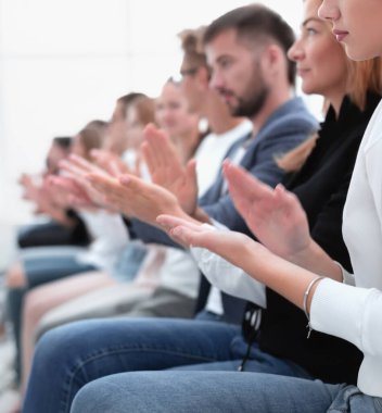 Sıraya dizilmiş bir grup genç birlikte alkışlıyor.