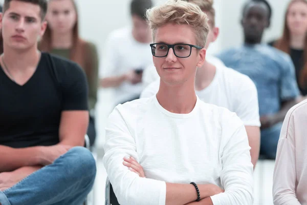 Uppmärksam kille lyssnar på en föreläsning i konferensrummet — Stockfoto