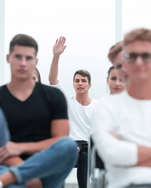 Junge Leute stellen während eines Business-Seminars Fragen — Stockfoto