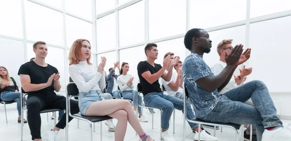 Fiatalok egy üzleti szemináriumon tapsolnak — Stock Fotó