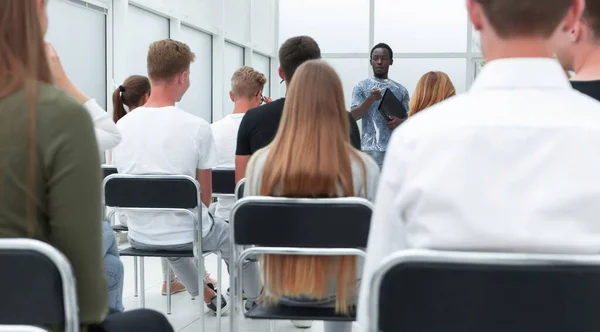 Grupo de jovens diversos na sala de conferências — Fotografia de Stock