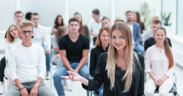 Junge Frau vor Publikum in einem Konferenzraum — Stockfoto