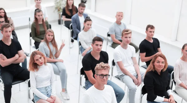 Vue de dessus. auditeurs séminaire d'affaires assis dans une salle lumineuse . — Photo